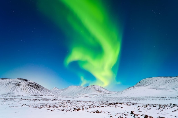 Aurora boreal Luces del norte sobre las montañas Un paisaje nocturno de invierno con luces brillantes en el cielo Paisaje en el norte en invierno Un lugar popular para viajar