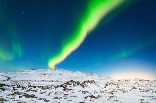 Aurora boreal Luces del norte sobre las montañas Un paisaje nocturno de invierno con luces brillantes en el cielo Paisaje en el norte en invierno Un lugar popular para viajar