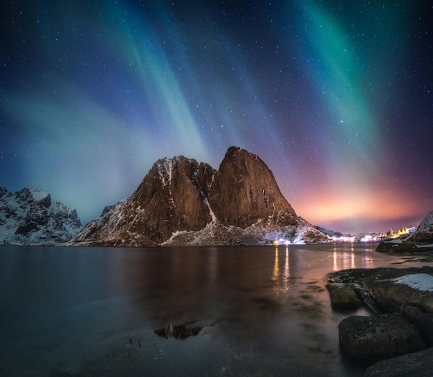 Aurora boreal en la montaña en el pueblo pesquero de Hamnoy