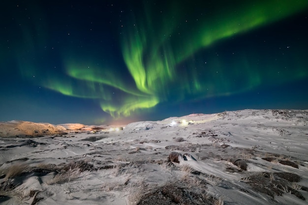 Aurora boreal na costa do oceano ártico