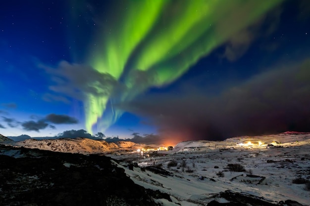 Aurora boreal na costa do oceano ártico