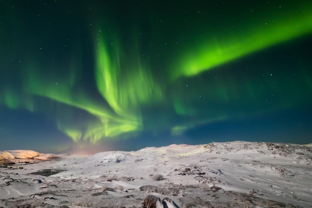 Aurora boreal na costa do Oceano Ártico