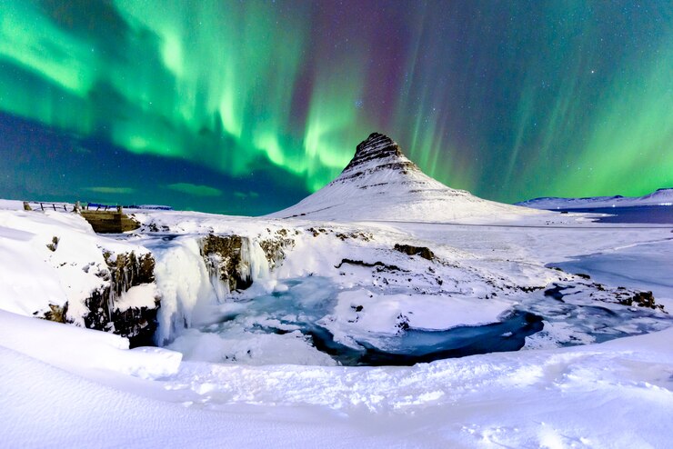 Foto aurora boreal na montanha islandesa