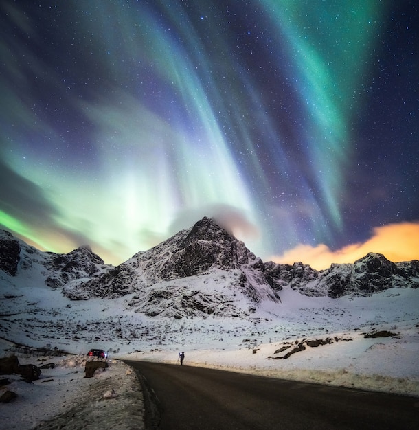 Aurora Boreal sobre a montanha no inverno