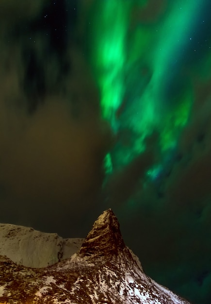 Aurora boreal sobre ilhas nevadas da vista superior de Lofoten