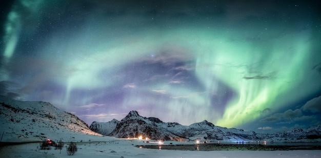 Aurora boreal sobre la montaña en invierno