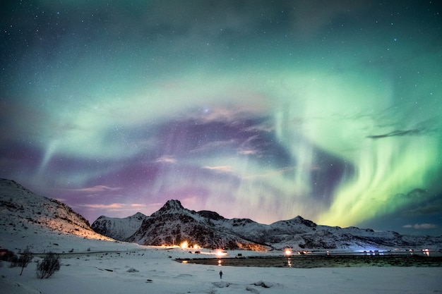 Foto aurora boreal sobre la montaña en invierno