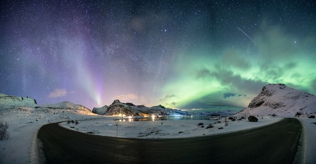 Aurora boreal sobre la montaña en invierno