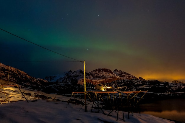 Aurora boreal sobre las montañas de Tind en las islas Lofoten