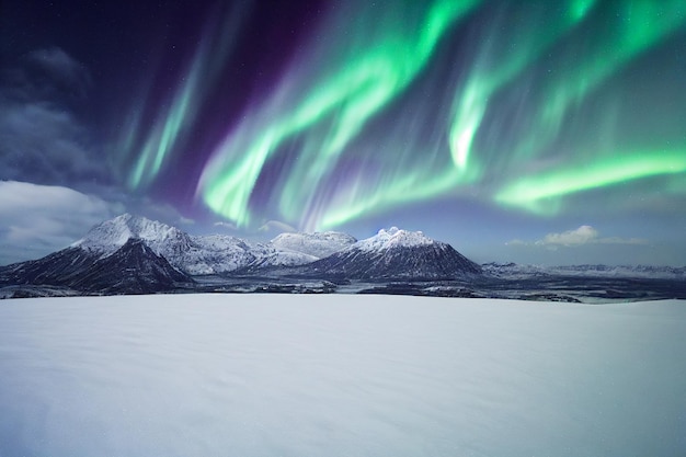 Aurora boreal sobre montanhas nevadas Fundo abstrato de RPG de jogo