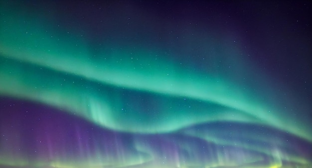 Aurora Boreal sobre o lago. Aurora boreal com estrelado no céu noturno. Fantástico épico de inverno