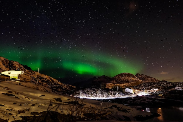 Aurora boreal sobre las oscuras montañas de las islas Lofoten