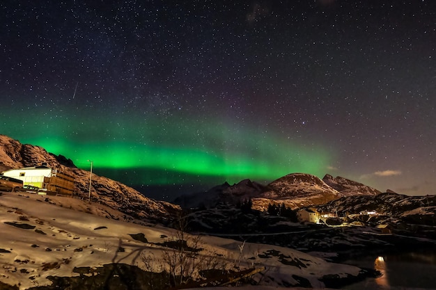 Aurora boreal sobre las oscuras montañas de las islas Lofoten