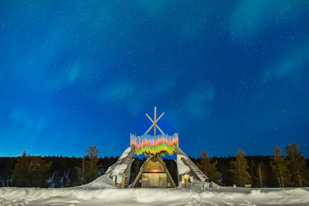 Foto aurora boreal sobre un punto de información turística