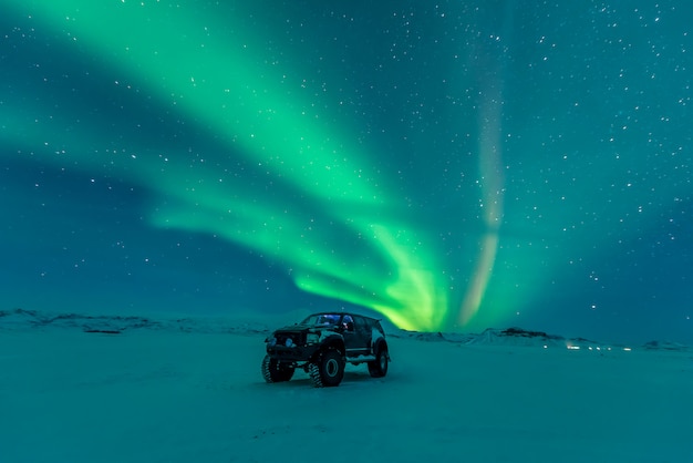 Aurora boreal sobre veículo