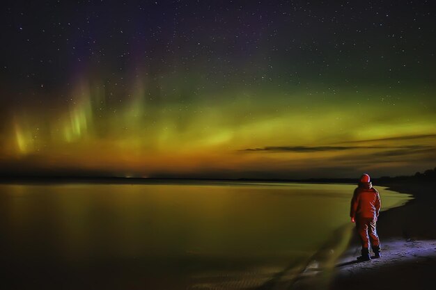 aurora boreal solitário homem à beira do lago bela natureza céu noturno paisagem