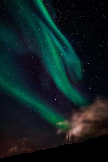 Aurora boreal verde Aurora boreal brillando con cielo estrellado Nuuk Groenlandia