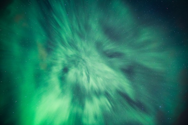 Aurora Borealis, auroras boreales cubiertas en el cielo nocturno en el Círculo Polar Ártico en Noruega