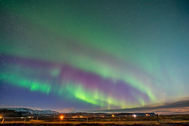 Aurora Borealis, bekannt als Nordlichter über dem Nachthimmel in der Region hoher Breiten in Island