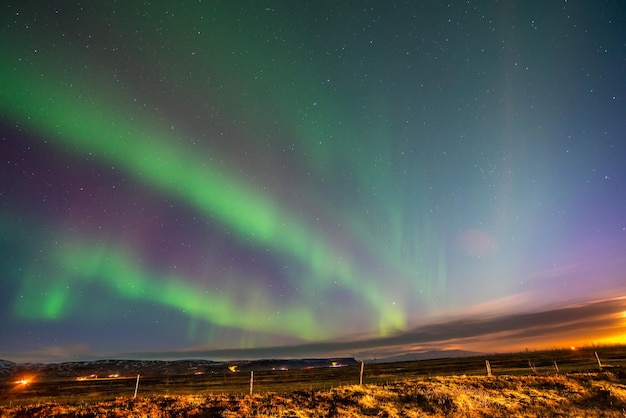 Aurora Borealis, bekannt als Nordlichter über dem Nachthimmel in der Region hoher Breiten in Island