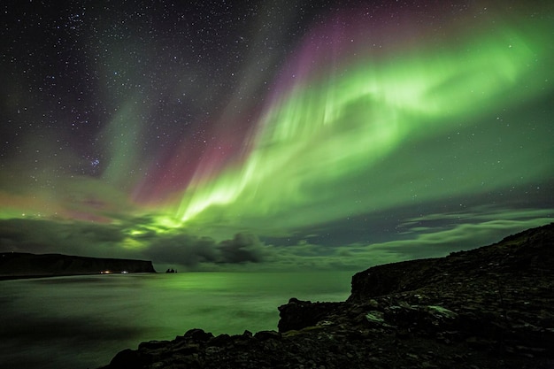 Aurora Borealis in Island über dem Strand von Vik