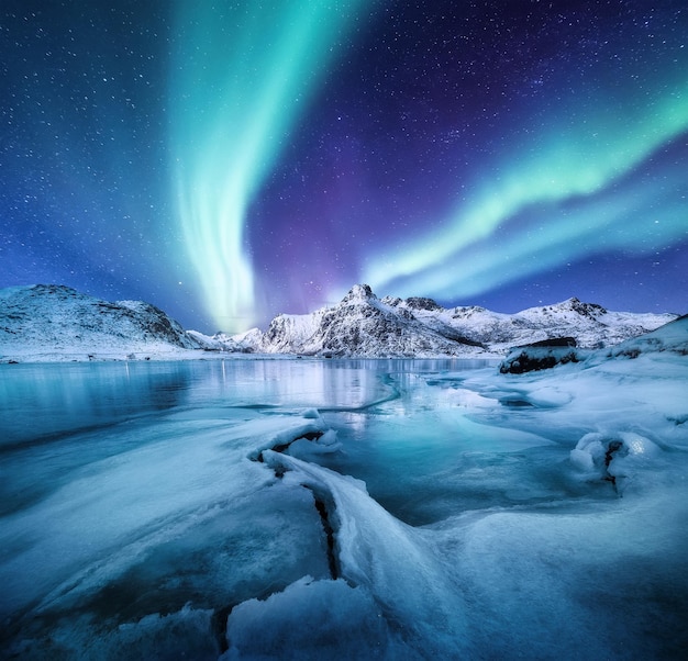 Aurora Borealis Lofoten ilhas Noruega Nothen montanhas leves e oceano congelado Paisagem de inverno à noite Imagem de viagem da Noruega