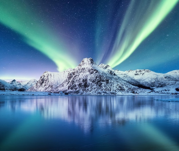 Aurora Borealis Lofoten Inseln Norwegen Nothen Licht und Reflexion auf der Seeoberfläche Winterlandschaft in der Nacht Norwegen Reisebild