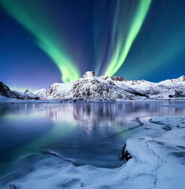 Aurora Borealis Lofoten-Inseln Norwegen Nothen Lichtberge und gefrorener Ozean Winterlandschaft in der Nacht Norwegen Reisebild