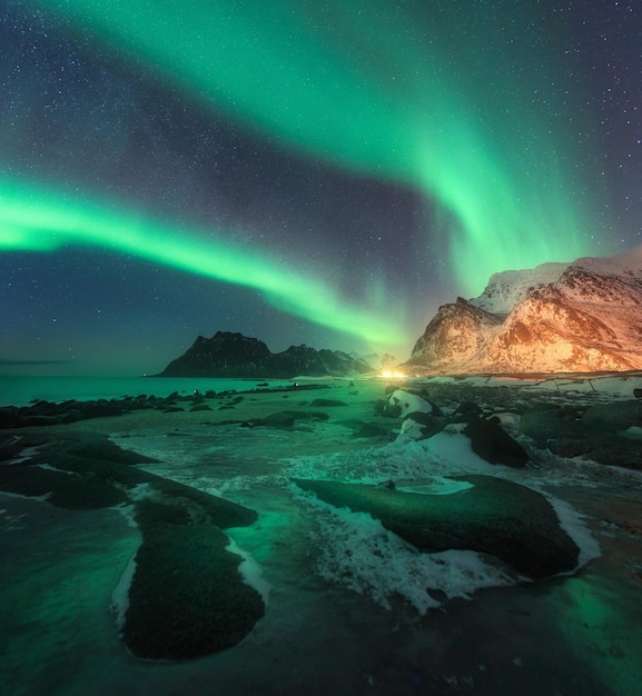 Aurora Borealis über dem Strand von Uttakleiv auf den Lofoten in Norwegen