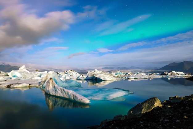 Aurora Borealis über der Jökulsárlón-Lagune in Island