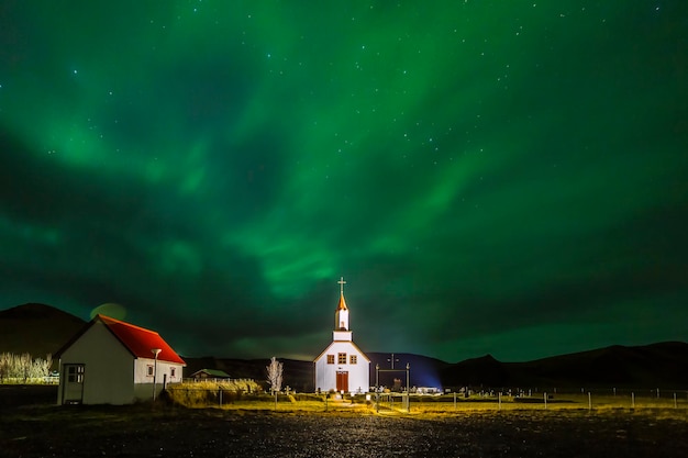 Aurora Borealis über einer Kirche in Island