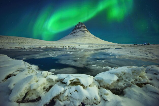 Aurora-Licht über dem Berg Kirkjufell nachts in Island ice