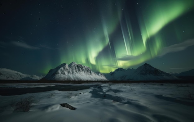 Aurora sobre las montañas árticas