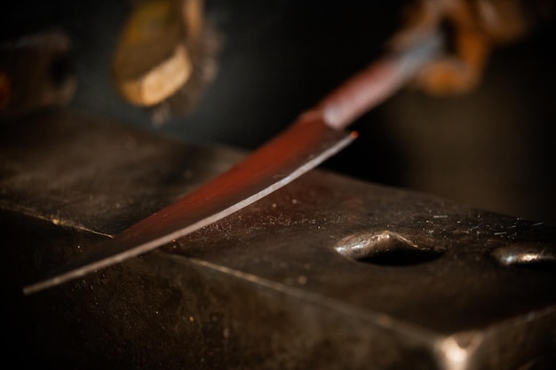 Aus dem Metall ein Messer schmieden