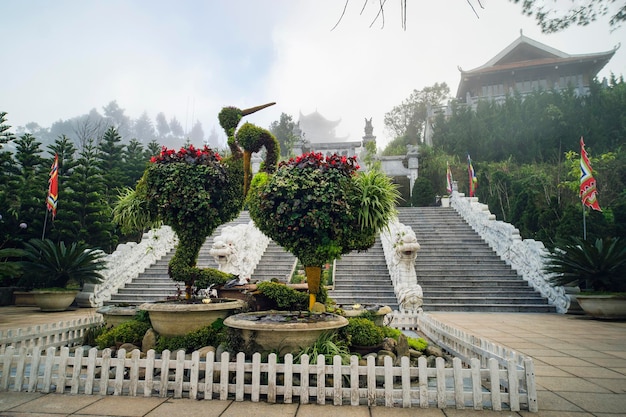 Aus den Büschen geschnitzte Vögel Zierbüsche Pflanzen auf dem Platz vor dem Kloster Steinstufen in Ba na Hill Danang Vietnam