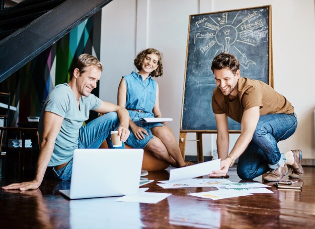 Aus der Anstrengung eines Teams Außergewöhnliches schaffen Aufnahme einer Gruppe von Designern, die in einem Büro gemeinsam Brainstorming betreiben