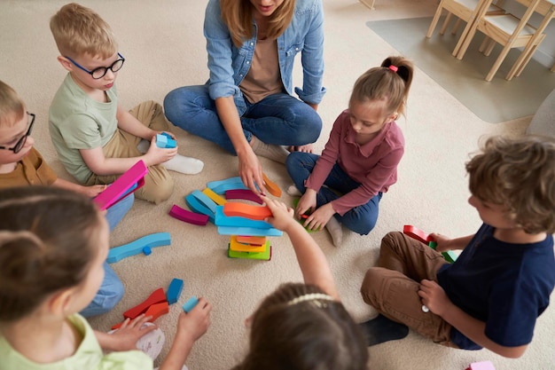 Aus der Oberseite von Kindern, die mit Spielzeugblöcken spielen