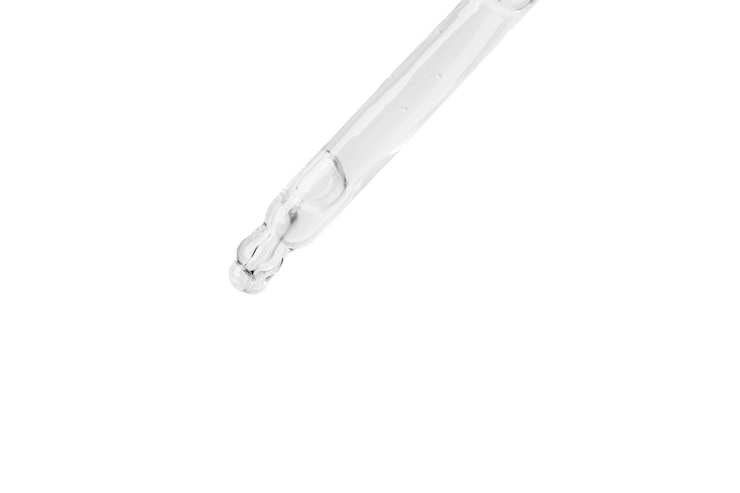 Foto aus der pipette auslaufendes transparentes gel isoliert auf weißem hintergrund