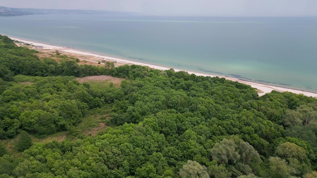 Aus der Vogelperspektive bietet sich ein atemberaubender Ausblick: üppige grüne Wälder treffen auf einen Sandstrand entlang der glitzernden Küste Bulgariens