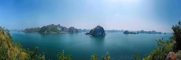 Aus der Vogelperspektive der Halong-Bucht Eine malerische Landschaft von Bergen und Wasser