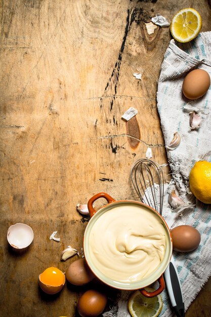 Aus Eiern, Knoblauch und Zitrone Mayonnaise machen