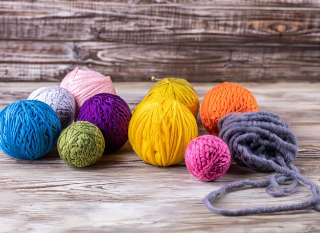 Aus farbigen Fäden gestricktes Spielzeug, handgefertigt auf unterschiedlichem Hintergrund