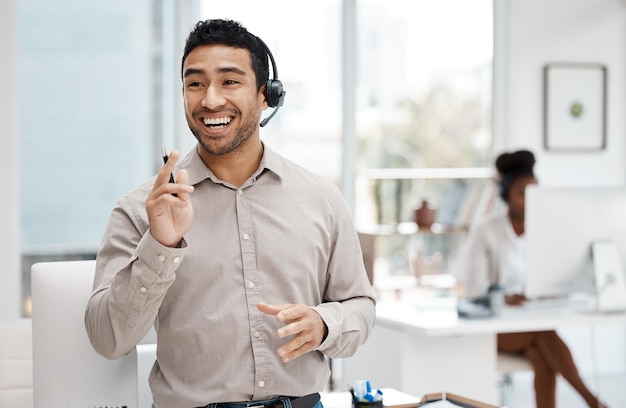 Aus Fehlern Erfolg entwickeln Aufnahme eines jungen Geschäftsmannes, der ein Headset trägt, während er in einem Büro arbeitet