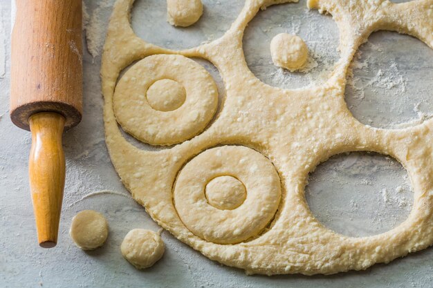 Aus frischen Zutaten hausgemachte und süße Donuts