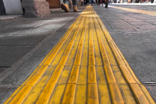 Aus nächster Nähe Wegweiser für sehbehinderte Menschen auf der Straße Konzept barrierefreier Orte