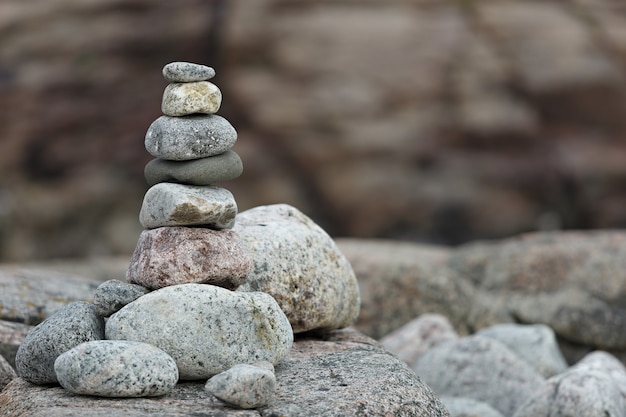 Aus Stein gebaute Inukshuk-Statue an der Meeresküste