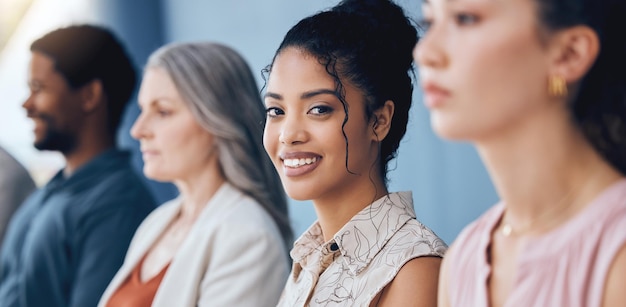 Aus- und Weiterbildung mit Geschäftsfrauen bei Treffen mit Lächeln in Seminarkonferenzen und Coaching-Workshops lernen Porträt einer weiblichen Mitarbeiterin im Publikum der Business Meeting Team Trade Show