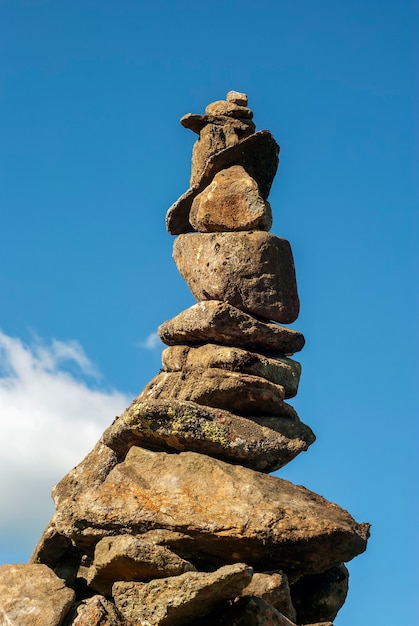 Ausbalancierter Turm aus wilden Steinen gegen den Himmel