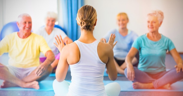 Ausbilder, der Yoga mit Senioren durchführt