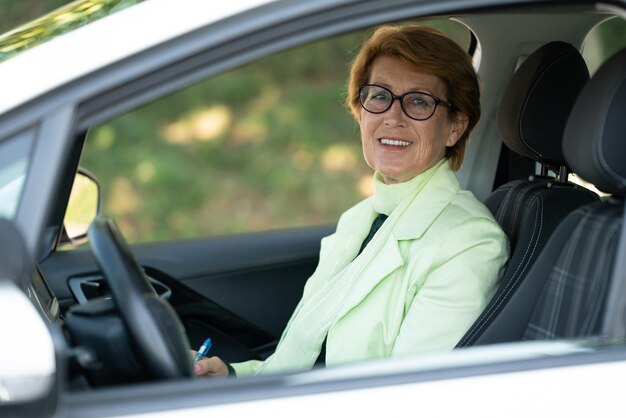 Ausbilderfahrerin in ihrem Auto